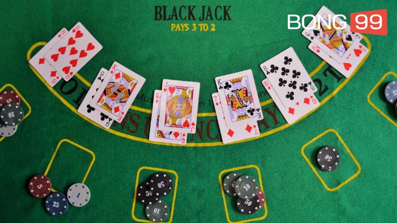 Game bài tiến hành trên bàn với một bộ bài tiêu chuẩn