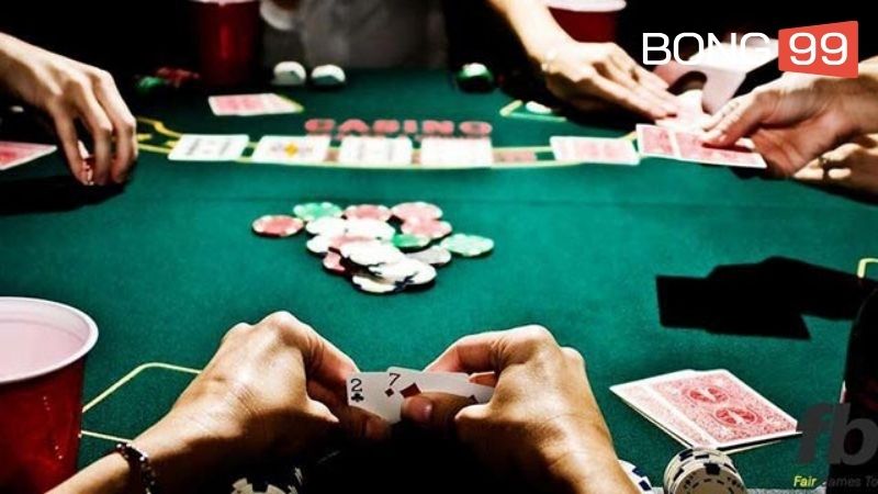 Phiên chơi Poker có thể bắt đầu khi có ít nhất 2 người sẵn sàng trên bàn đấu